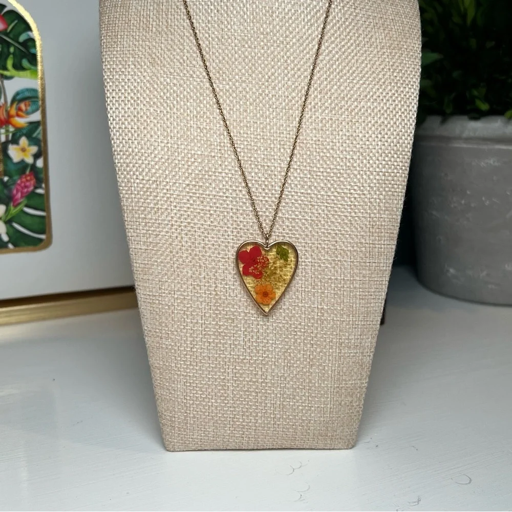 NWOT Pressed Flower Heart Resin Pendant Necklace Gold Chain Boho Floral 16” + 2”